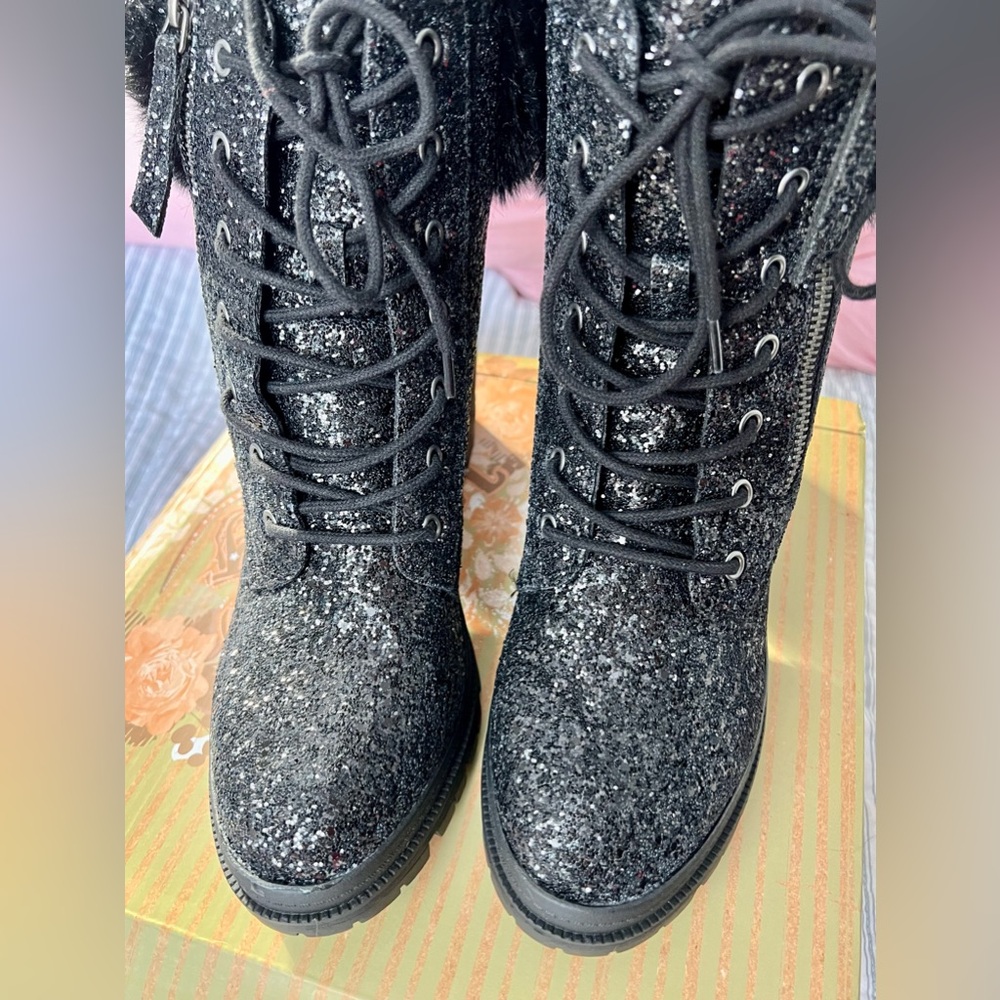 Black glitter combat boots with faux fur trim, **NEW IN BOX, Sz 10
